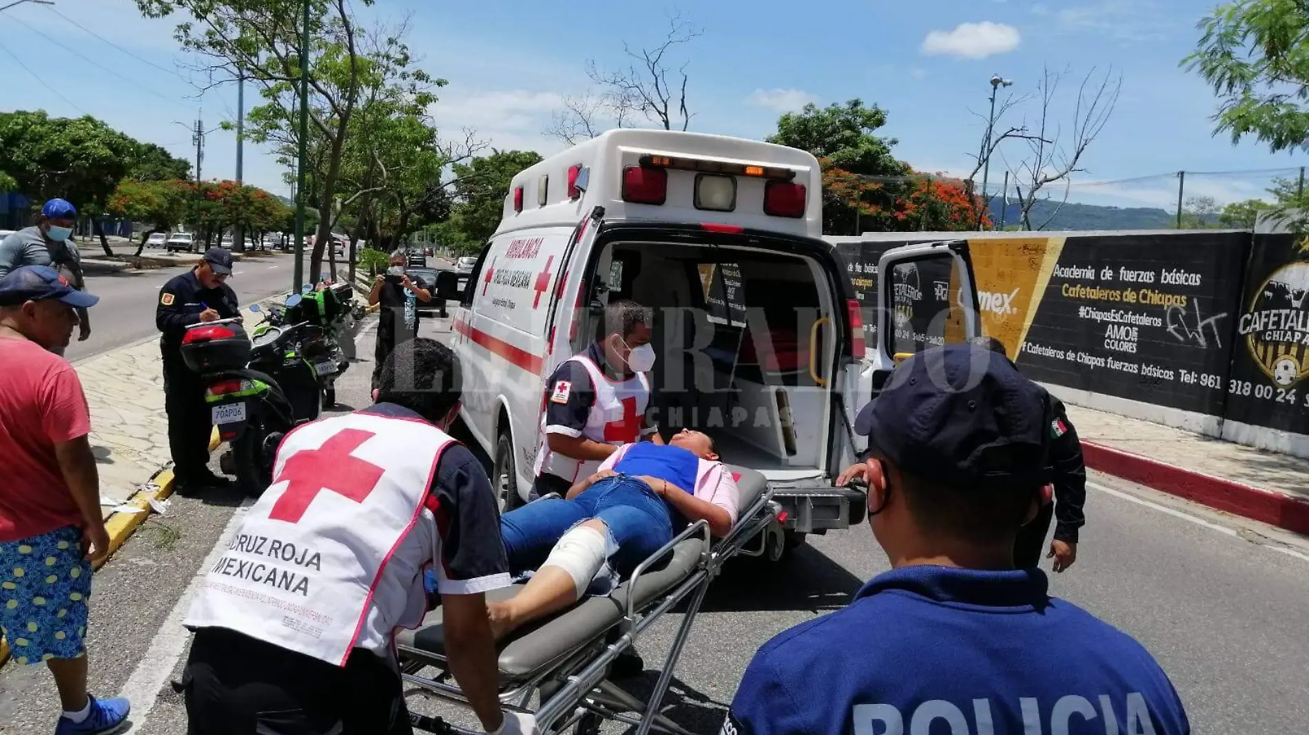 Mujer cae de moto (1)